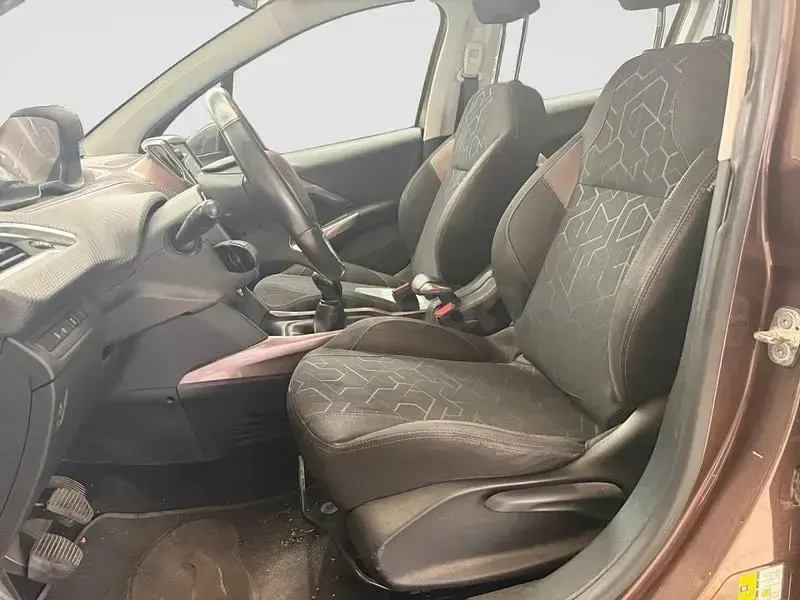 Usado Peugeot 2008 Active 92 CV (67 kW) 2015 Marrón SUV