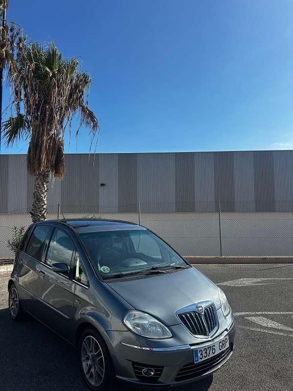 Usado Lancia Musa 90 CV (66 kW) 2009 Gris Monovolumen