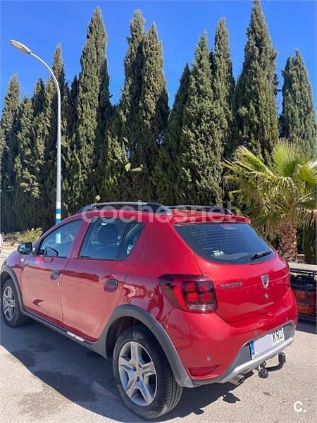 Usado Dacia Sandero Comfort 90 CV (66 kW) 2018 Granate Berlina