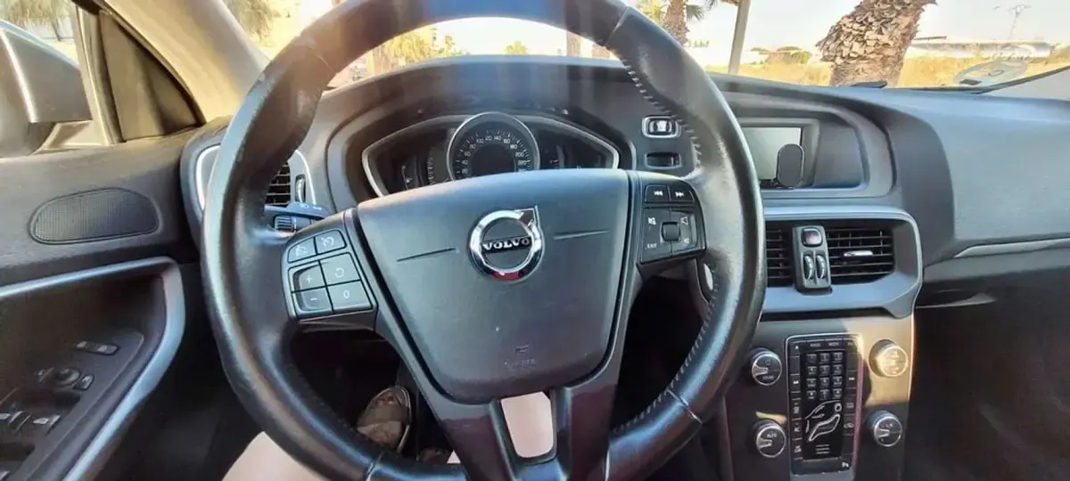 Usado Volvo V40 Kinetic 150 CV (110 kW) 2017 Gris Utilitario