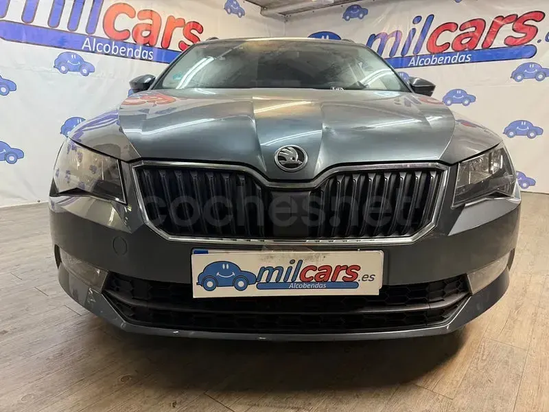 Usado Skoda Superb Ambition 120 CV (88 kW) 2017 Gris / plata Familiar