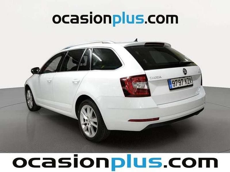 Usado Skoda Octavia Ambition 116 CV (85 kW) 2019 Blanco Familiar