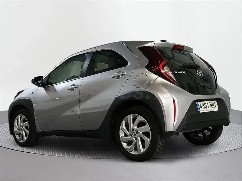Usado Toyota Aygo X Play 72 CV (52 kW) 2024 Gris / plata SUV