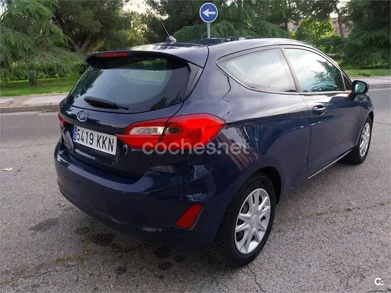 Usado Ford Fiesta Trend 75 CV (55 kW) 2018 Azul Utilitario