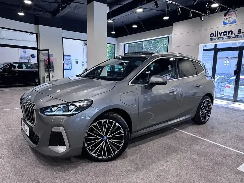 Usado BMW 225 Active Tourer Comfort Edition 245 CV (180 kW) 2023 Gris / plata Monovolumen