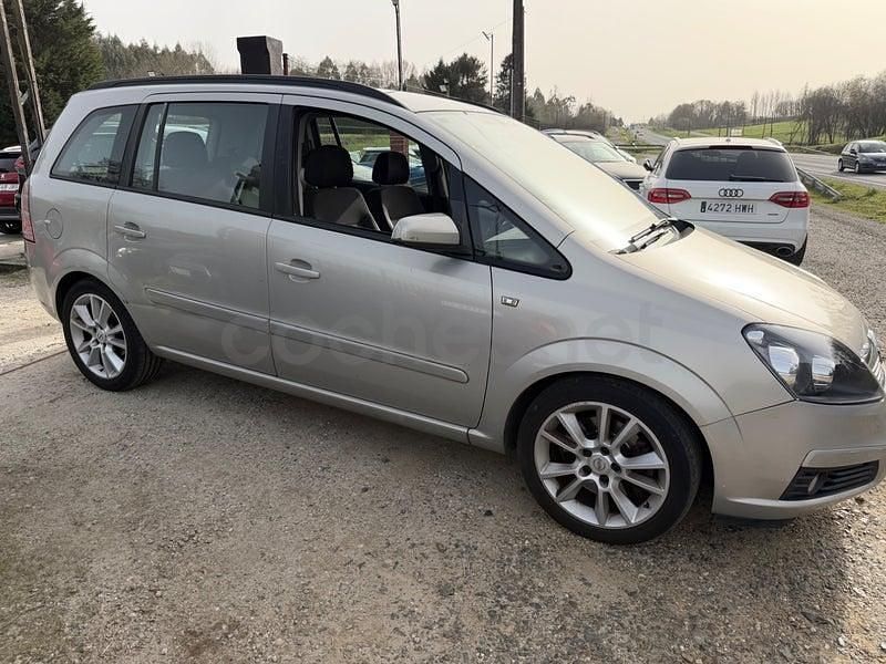Usado Opel Zafira Cosmo 120 CV (88 kW) 2006 Amarillo Monovolumen
