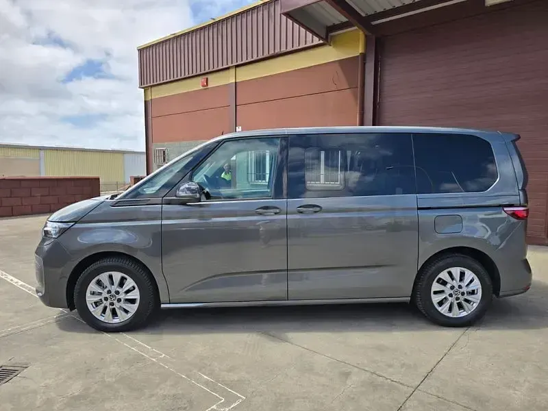 Usado VW Multivan 245 CV (180 kW) 2025 Gris / plata Monovolumen