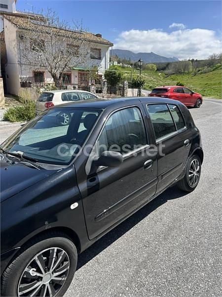 Usado Renault Clio II Dynamique 85 CV (62 kW) 2005 Negro Berlina