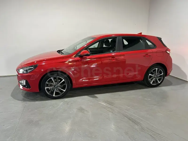Usado Hyundai i30 110 CV (80 kW) 2023 Rojo Berlina
