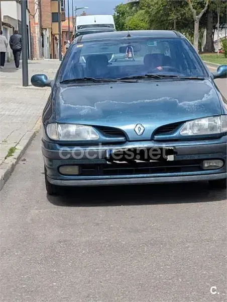 Usado Renault Mégane 90 CV (66 kW) 1998 Verde Berlina