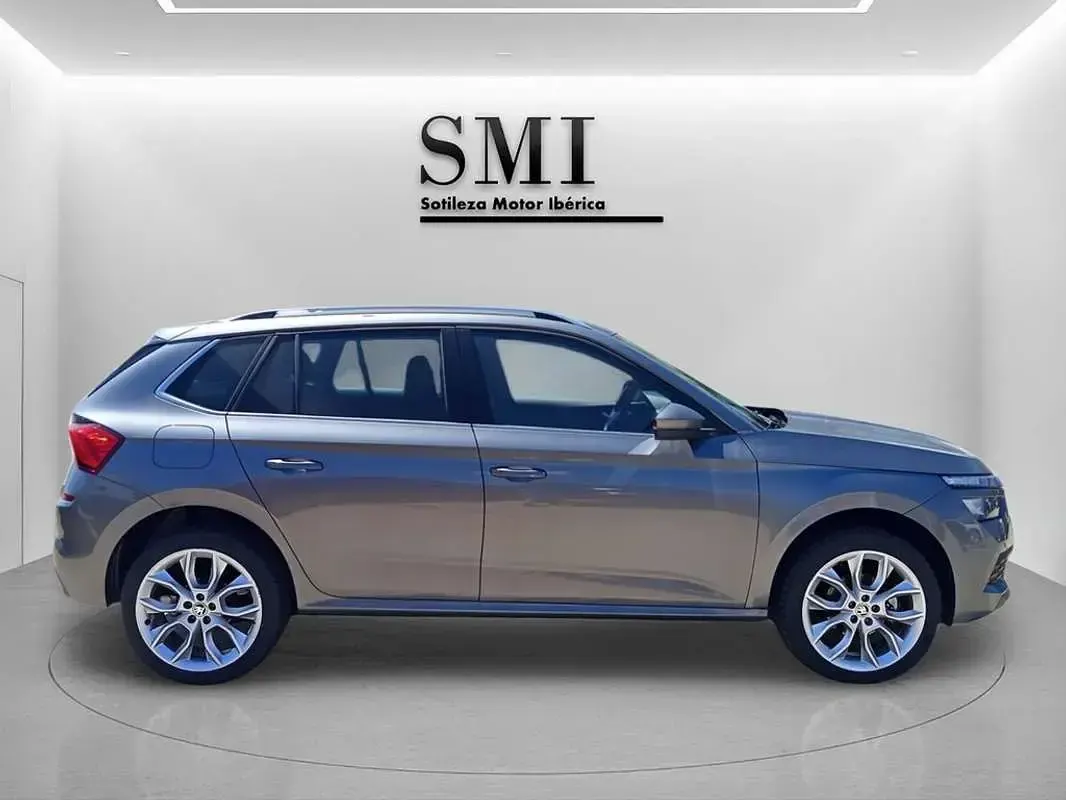 Usado Skoda Kamiq Sport 110 CV (80 kW) 2023 Gris SUV