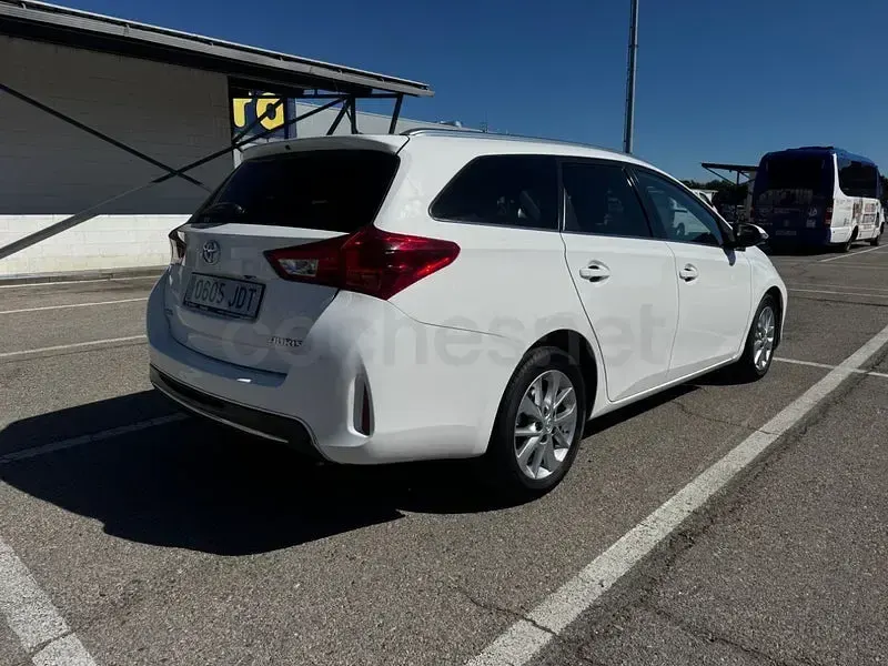 Usado Toyota Auris Active 90 CV (66 kW) 2015 Blanco Familiar