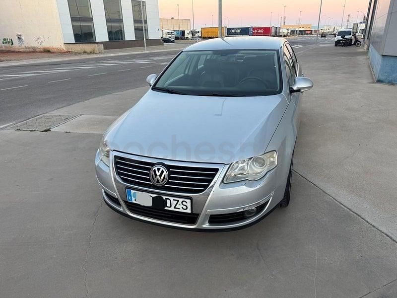 Usado VW Passat Highline 140 CV (102 kW) 2006 Gris / plata Familiar