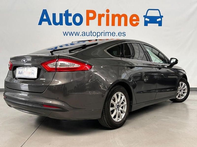 Usado Ford Mondeo Trend 120 CV (88 kW) 2017 Gris / plata Berlina