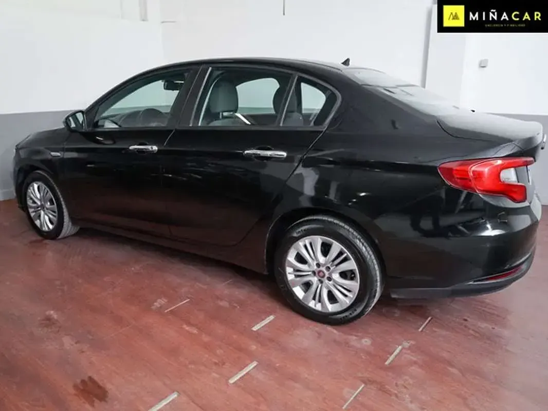 Usado Fiat Tipo Easy 120 CV (88 kW) 2018 Negro Berlina