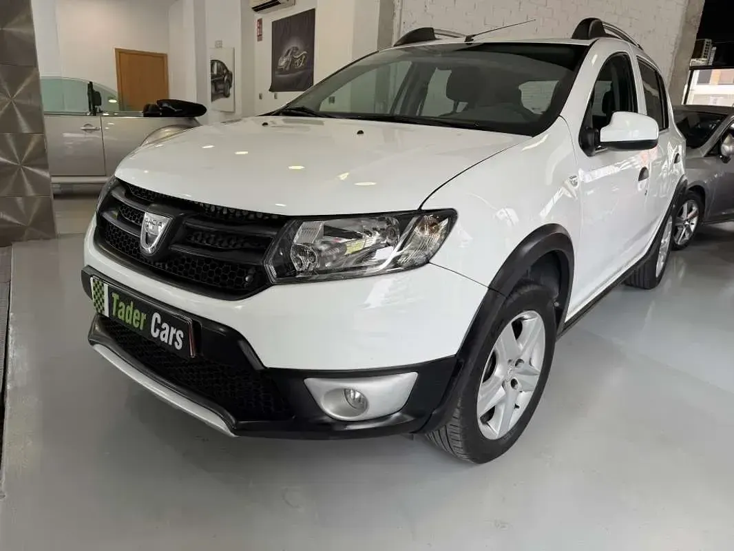 Usado Dacia Sandero Stepway 90 CV (66 kW) 2015 Blanco Utilitario