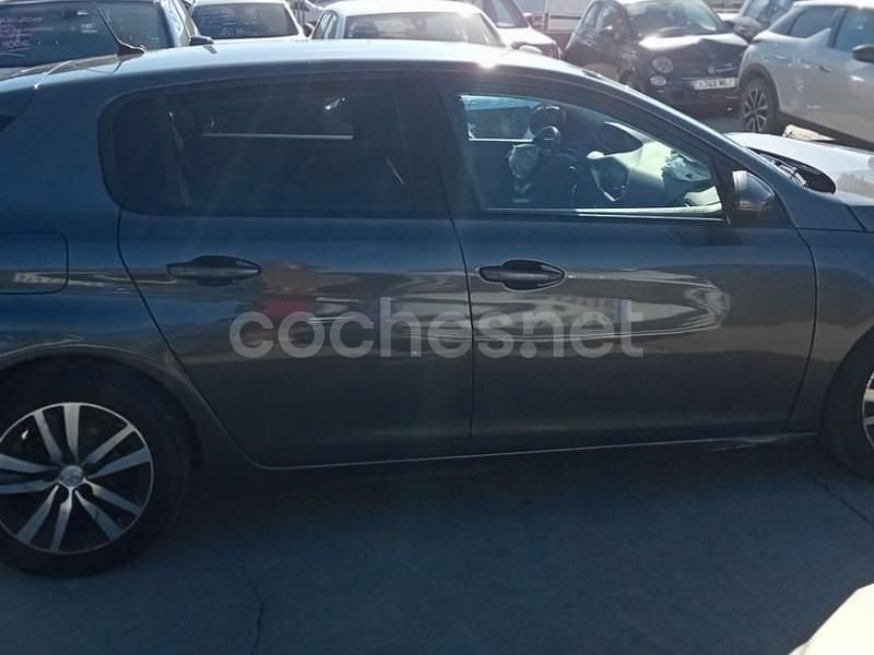 Usado Peugeot 308 Active 130 CV (95 kW) 2021 Gris / plata Berlina