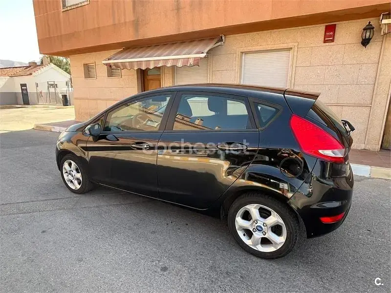 Usado Ford Fiesta Trend 68 CV (50 kW) 2011 Negro Berlina