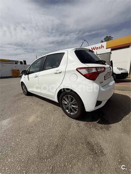 Używany Toyota Yaris Hybrid Active 100 KM (73 kW) 2019 Biały Sedan/Limuzyna