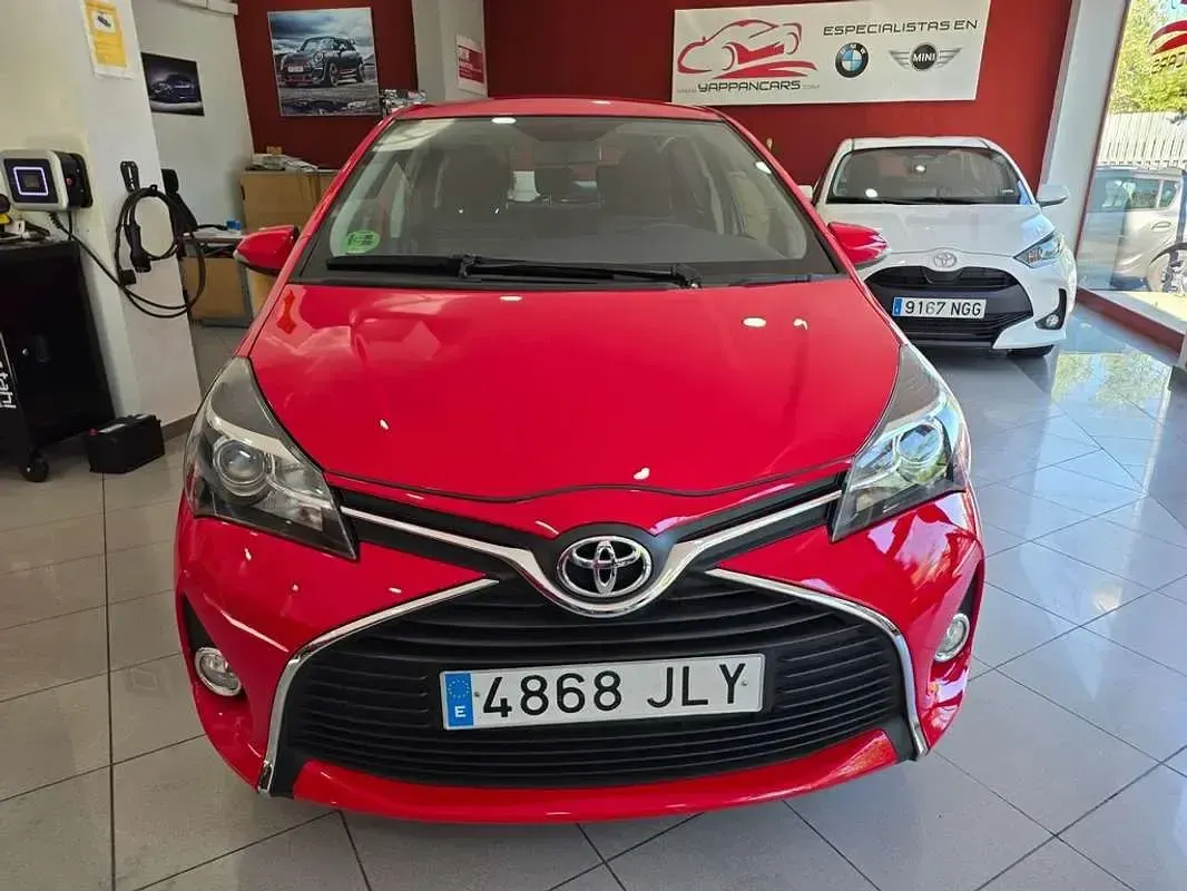 Usado Toyota Yaris Active 99 CV (72 kW) 2016 Rojo Utilitario