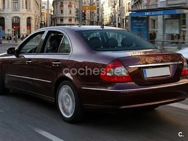 Usado Mercedes E220 170 CV (125 kW) 2008 Granate Berlina