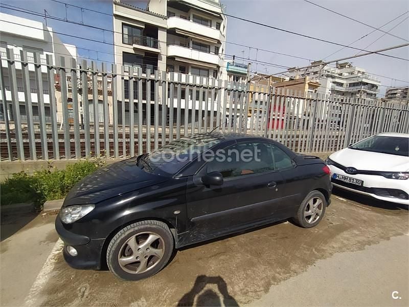 Usado Peugeot 206 110 CV (80 kW) 2002 Negro Descapotable