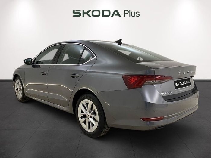 Gris / plateado Usado 2024 Skoda Octavia Selection Berlina | 24.590 € (Precio justo) - Imagen 1/4