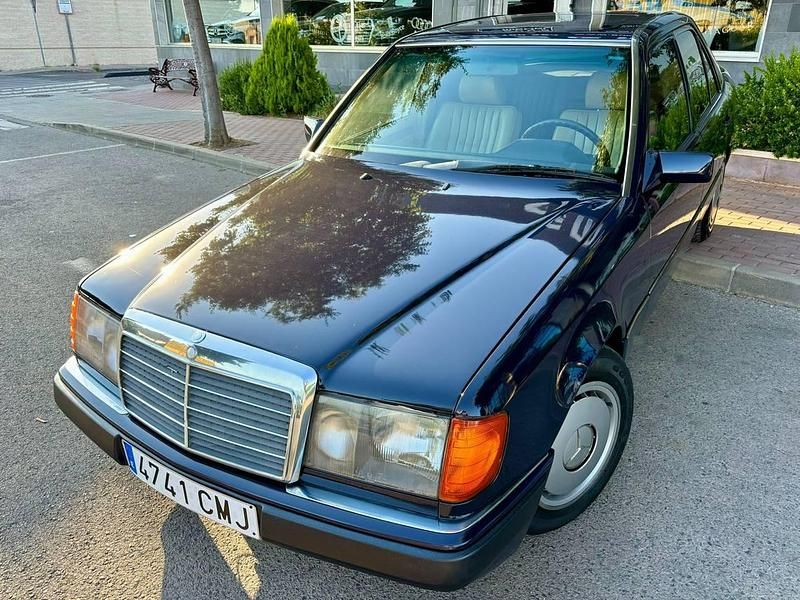Usado Mercedes E300 147 CV (108 kW) 1989 Azul Berlina