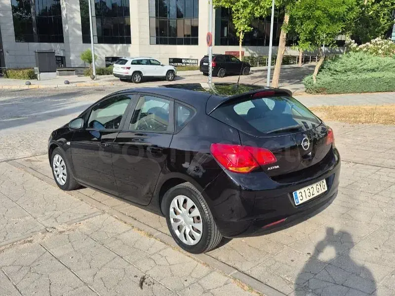 Usado Opel Astra Enjoy 115 CV (84 kW) 2010 Negro Berlina