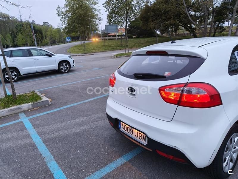 Usado Kia Rio 85 CV (62 kW) 2014 Blanco Berlina