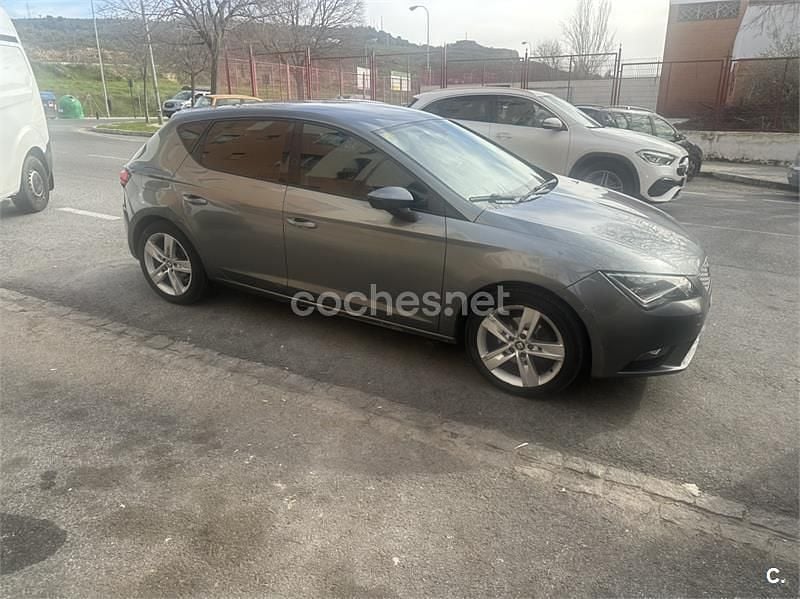 Usado Seat Leon Reference 105 CV (77 kW) 2013 Gris / plata Berlina