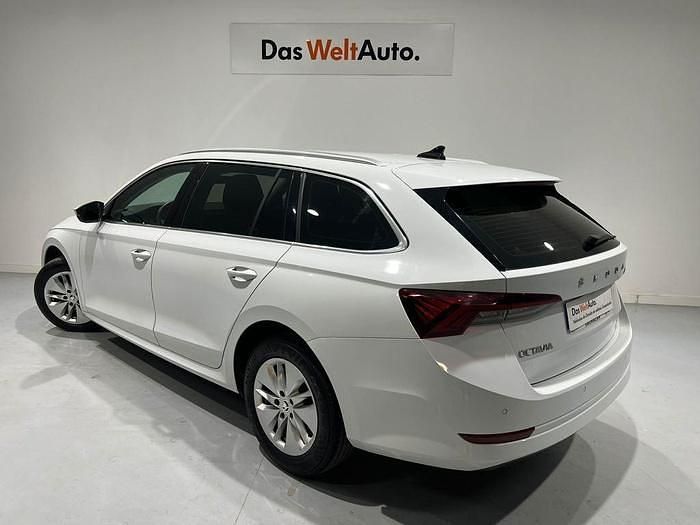 Blanco Usado 2022 Skoda Octavia Ambition Familiar | 21.800 € (Precio justo) - Imagen 1/4