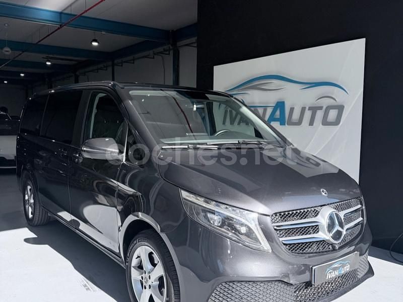 Gris / plata Usado 2024 Mercedes V220 Monovolumen | 59.990 € (Caro) - Imagen 1/4