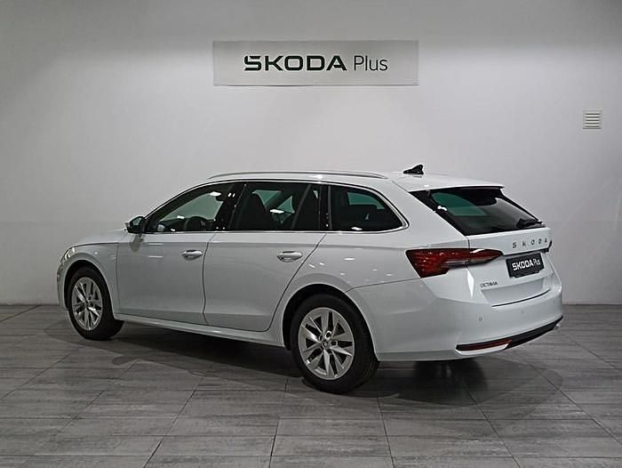 Blanco Usado 2025 Skoda Octavia Familiar | 32.700 € (Buen precio) - Imagen 1/4