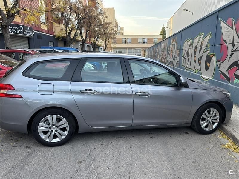 Usado Peugeot 308 SW Allure 130 CV (95 kW) 2021 Gris / plata Familiar