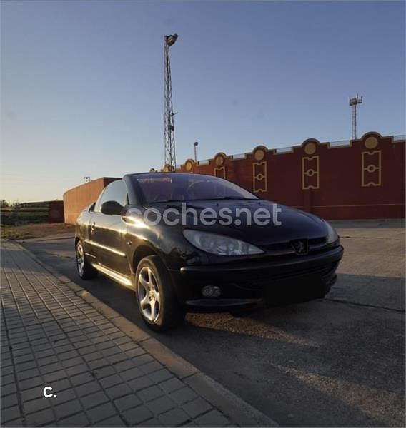 Usado Peugeot 206 110 CV (80 kW) 2001 Negro Descapotable