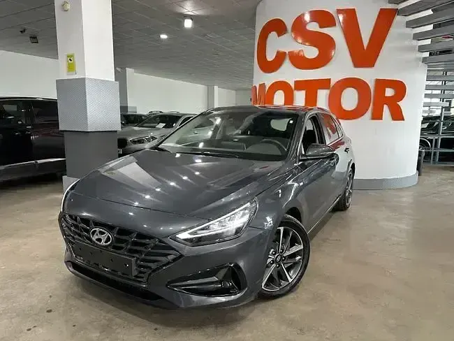 Usado Hyundai i30 120 CV (88 kW) 2024 Gris Berlina