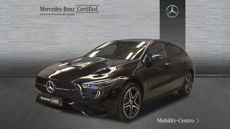 Kosmosblack met. Usado 2024 Mercedes CLA250 AMG line Berlina | 42.900 € - Imagen 1/4