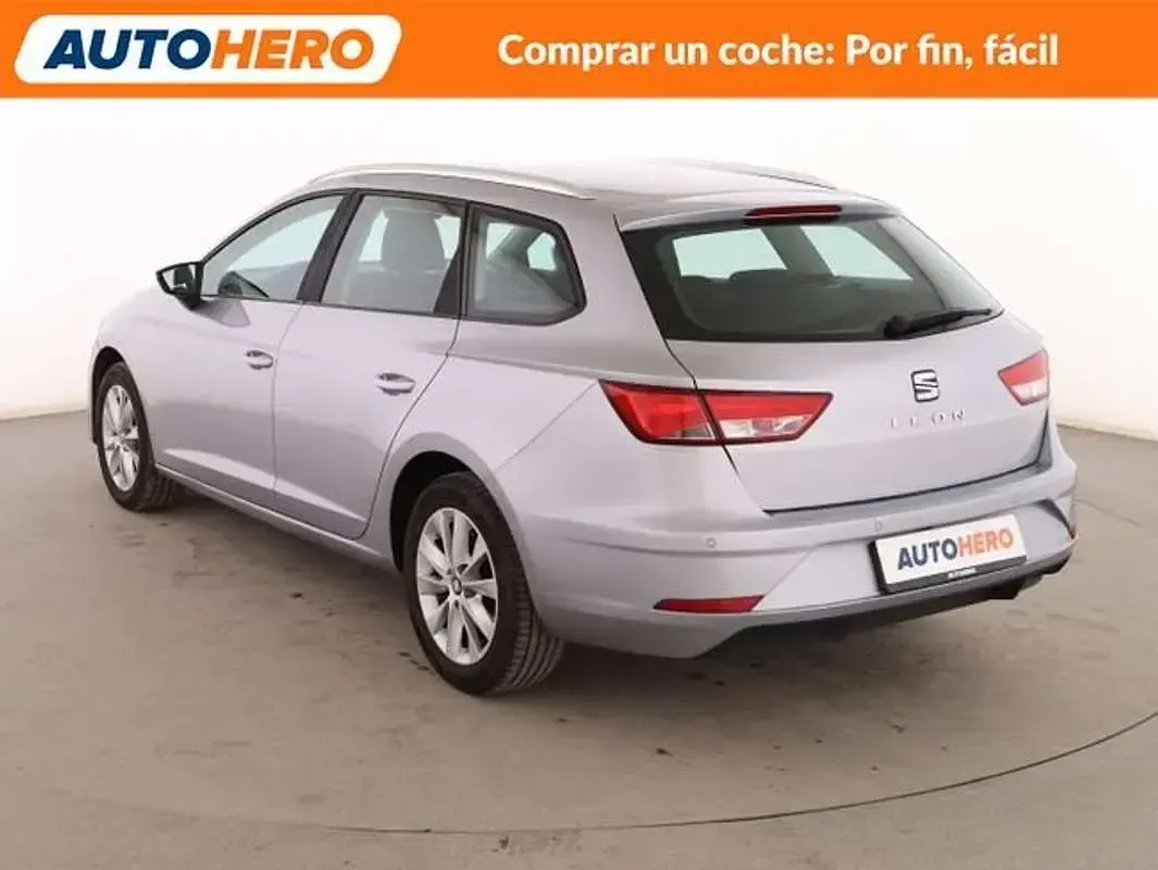 Usado Seat Leon Style 125 CV (91 kW) 2017 Plateado Utilitario