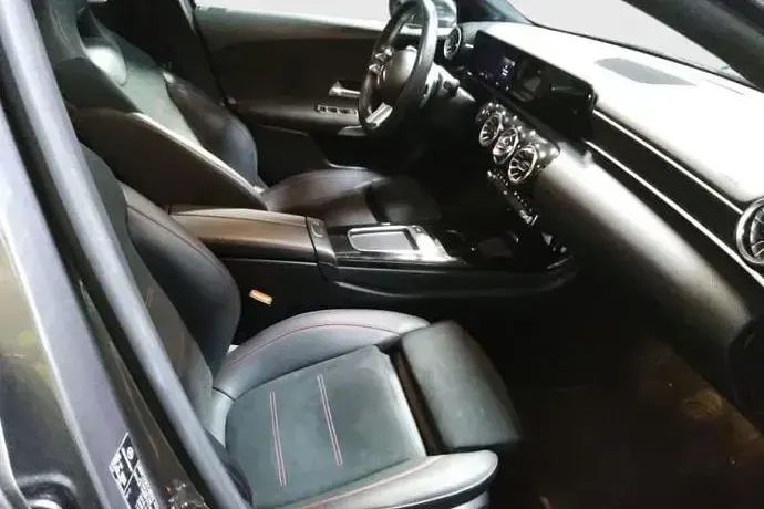 Usado Mercedes A180 116 CV (85 kW) 2023 Gris Utilitario