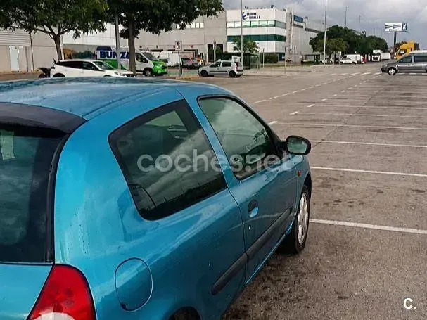 Usado Renault Clio 75 CV (55 kW) 2002 Azul Berlina