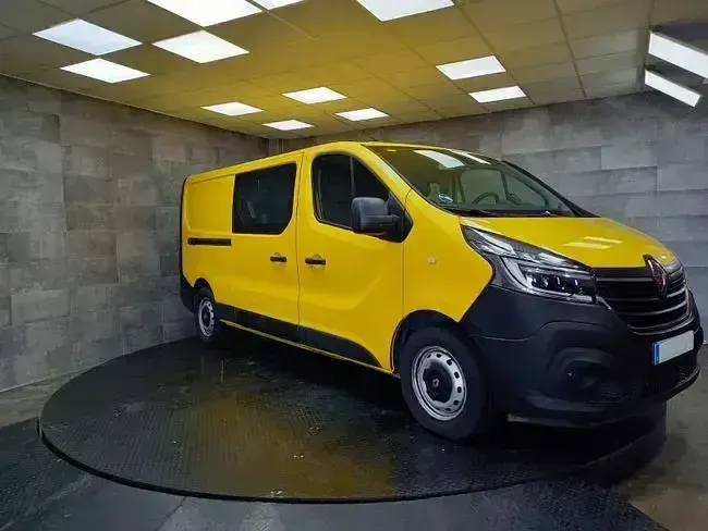 Usado Renault Trafic 95 CV (69 kW) 2019 Amarillo Monovolumen