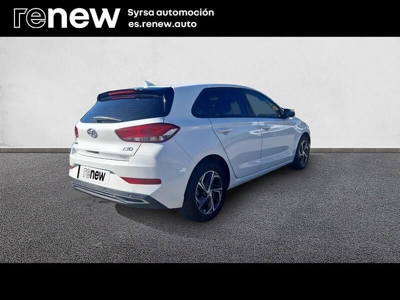 Usado Hyundai i30 120 CV (88 kW) 2022 Blanco Berlina