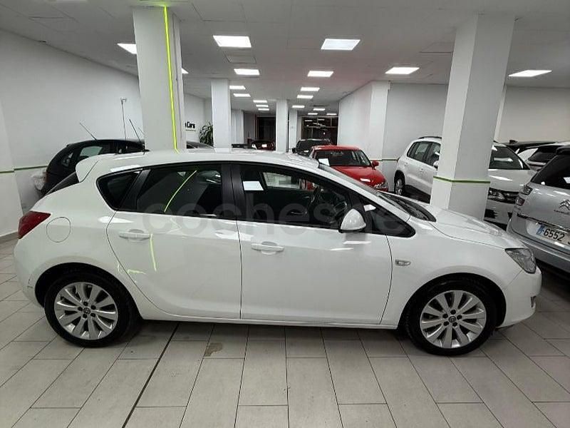 Usado Opel Astra Enjoy 115 CV (84 kW) 2010 Blanco Berlina