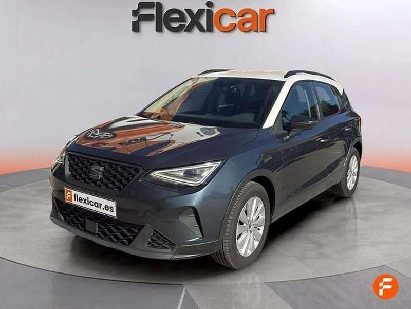 Usado Seat Arona Style 110 CV (80 kW) 2022 Gris SUV