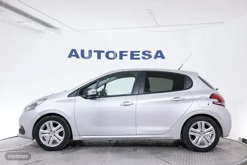 Usado Peugeot 208 Style 82 CV (60 kW) 2018 Plateado Utilitario