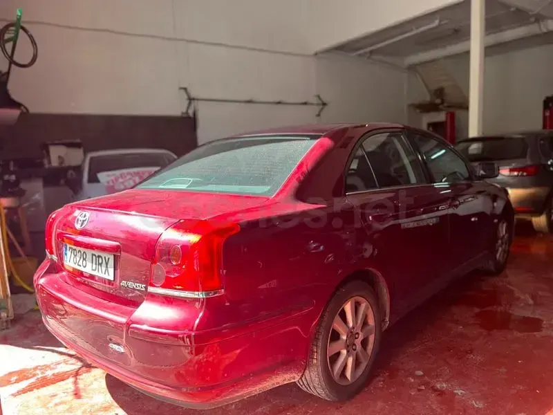 Usado Toyota Avensis Sol 147 CV (108 kW) 2005 Granate Berlina