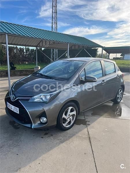 Usado Toyota Yaris Hybrid Active 100 CV (73 kW) 2016 Marrón Berlina