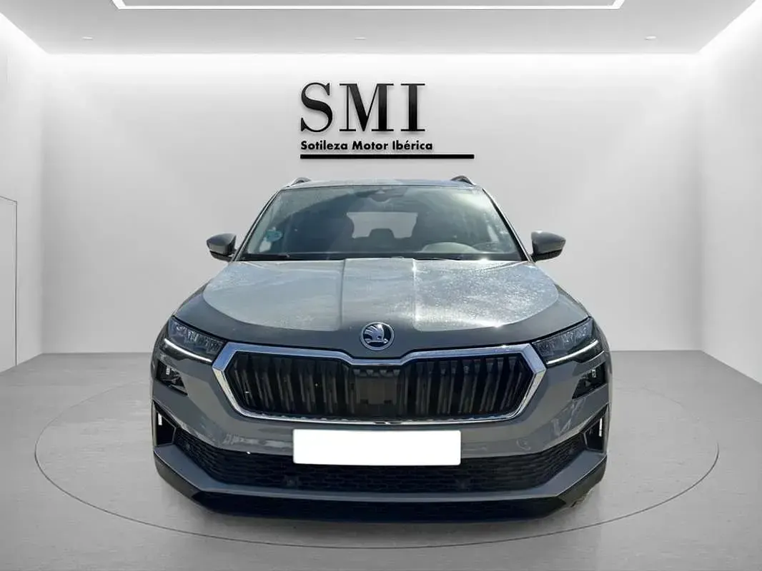 Usado Skoda Karoq Ambition 110 CV (80 kW) 2022 Gris SUV