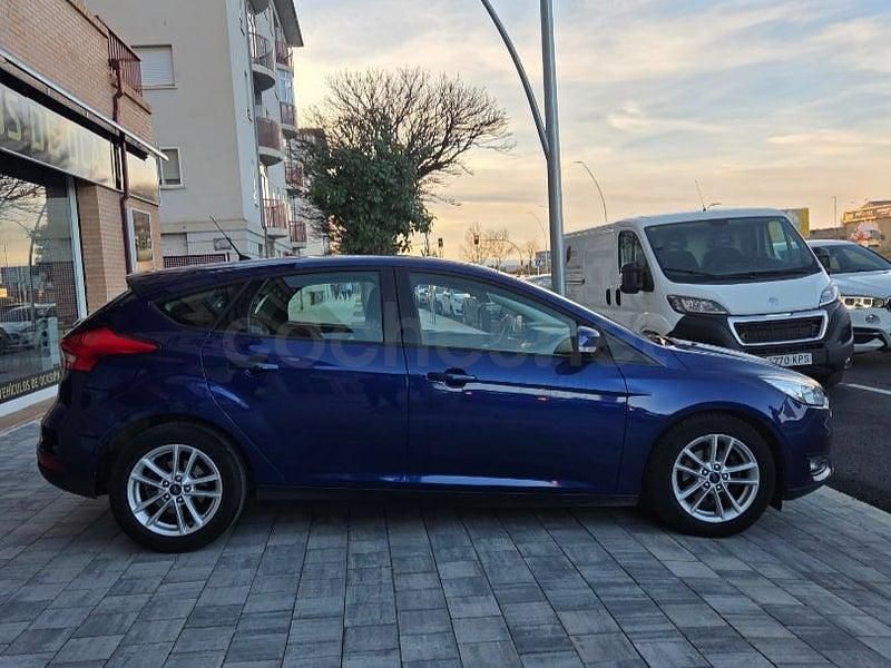 Usado Ford Focus Trend 125 CV (91 kW) 2017 Azul Berlina